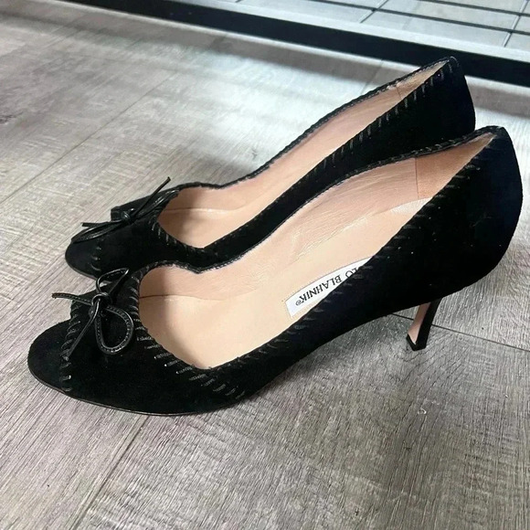 Manolo Blahnik Totema Black Suede Peep
Toe Pumps Size 9 - Picture 1 of 4